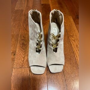 YOKI Jacklyn Open-toe high heeled shoes with crisscrossed chain details